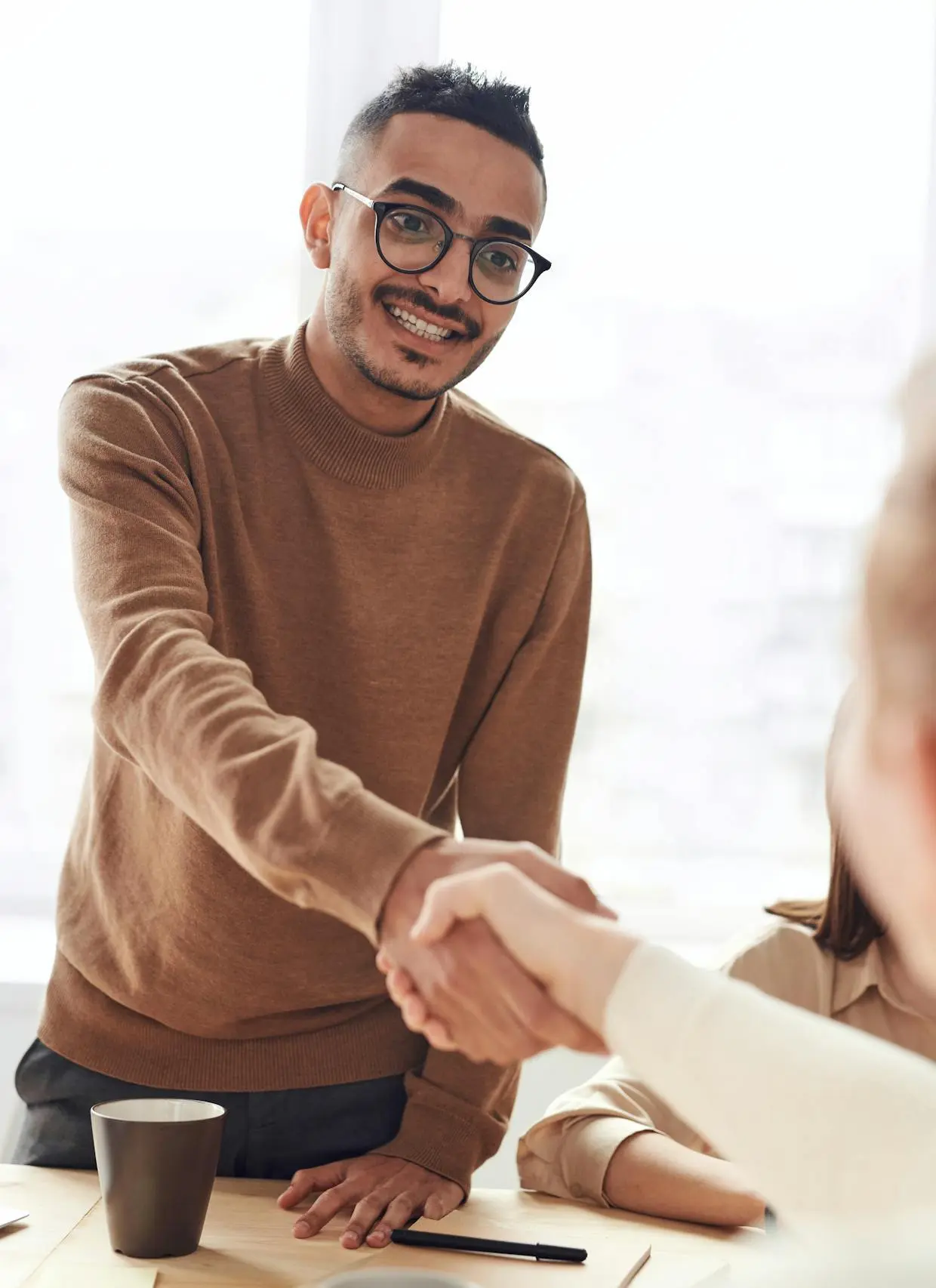 meet-us mbitpay sales agent shaking hand with a merchant